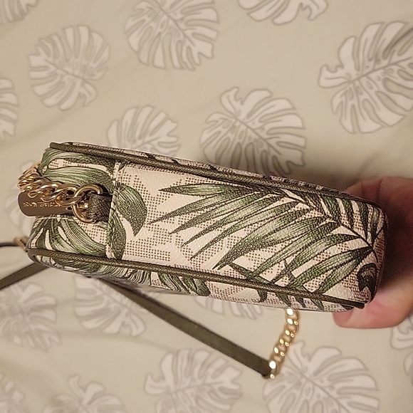 Gorgeous white and green mostera leaf jet set crossbody - Picture 13 of 13